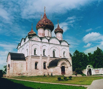 Собор в честь Рождества Пресв. Богоро-дицы. Суздале 1222 г. - 1 - я пол. XVI в. Фотография. 2004 г.